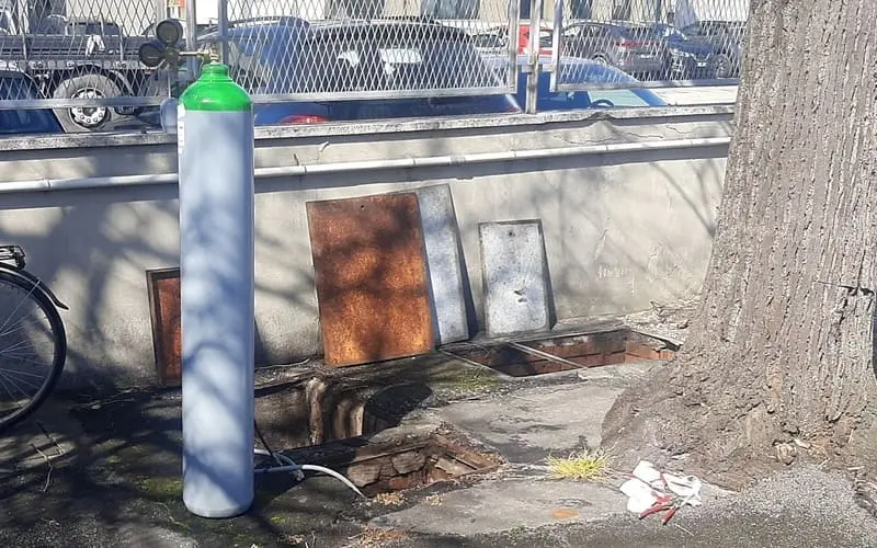 Tecnico utilizza sensore gas tracciante per individuare micro-perdita