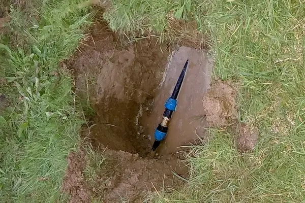 Scavo mirato di piccole dimensioni in giardino per riparazione tubo acqua senza rovinare il prato