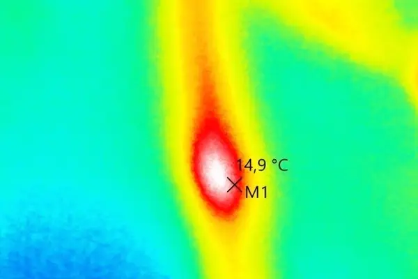 Termografia infrarosso mostra la perdita sotto il pavimento